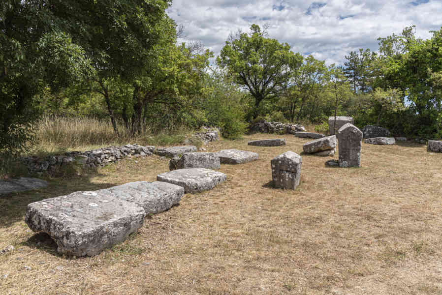 Croacia - Cista Velika - cementerio medieval - tumbas Stecci 09.jpg